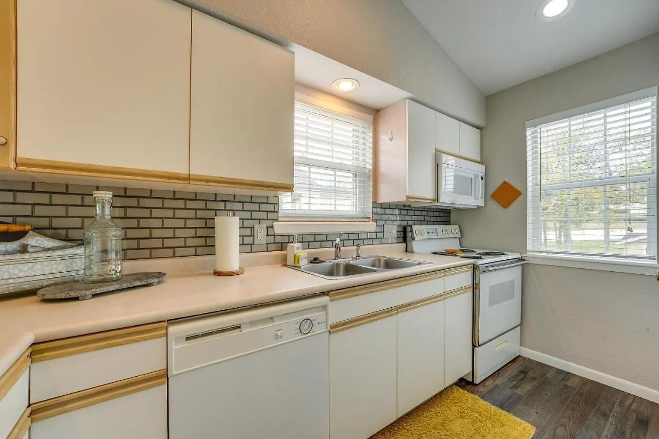 With Community Pool! Apartment Branson