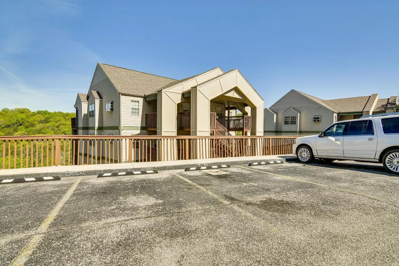 Escape With Pool Access, Grill And Balcony! Branson