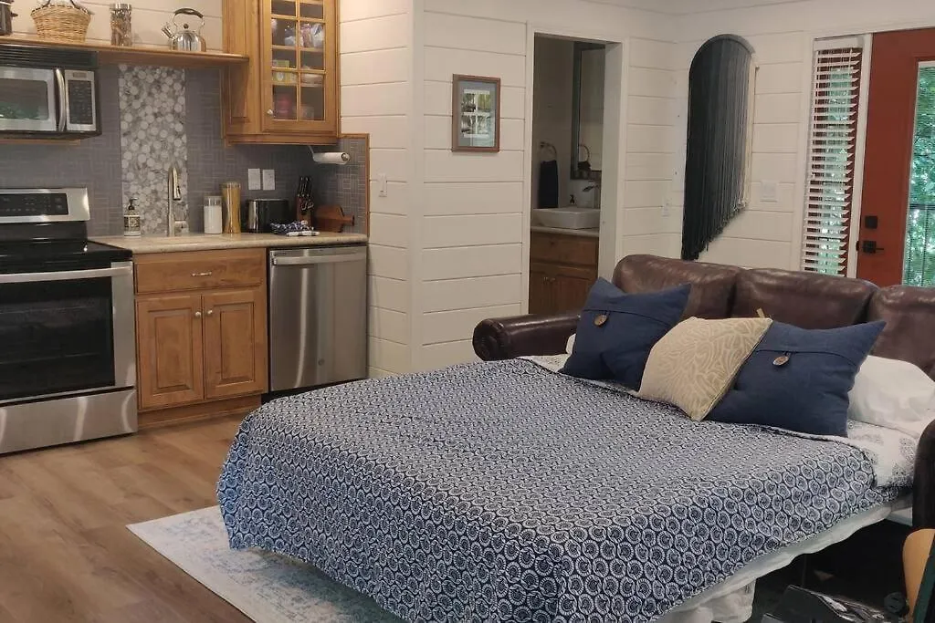 Secluded Treehouse In The Woods - Tree Hugger Hideaway Holiday home Branson