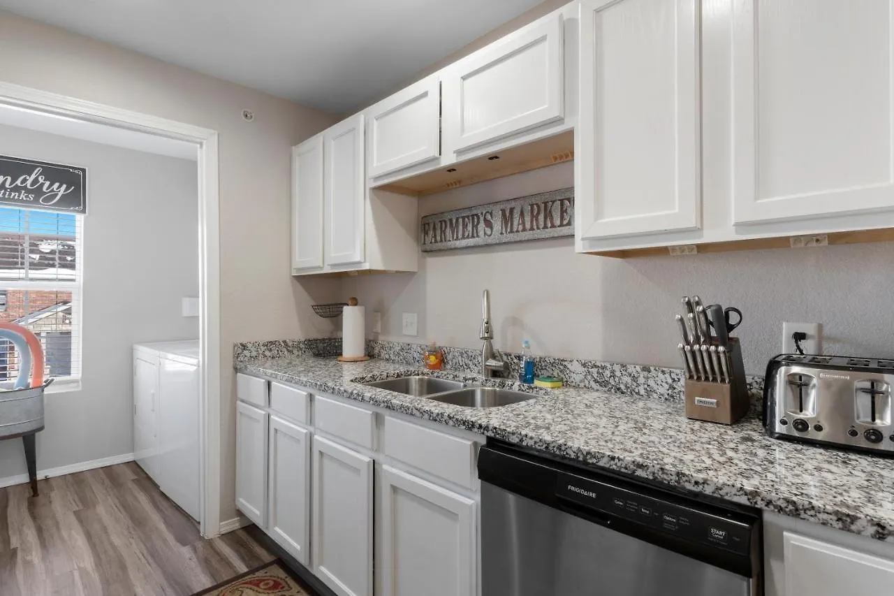 Two Gorgeous Condos*side By Side*10 Beds*sleep 17! * בראנסון