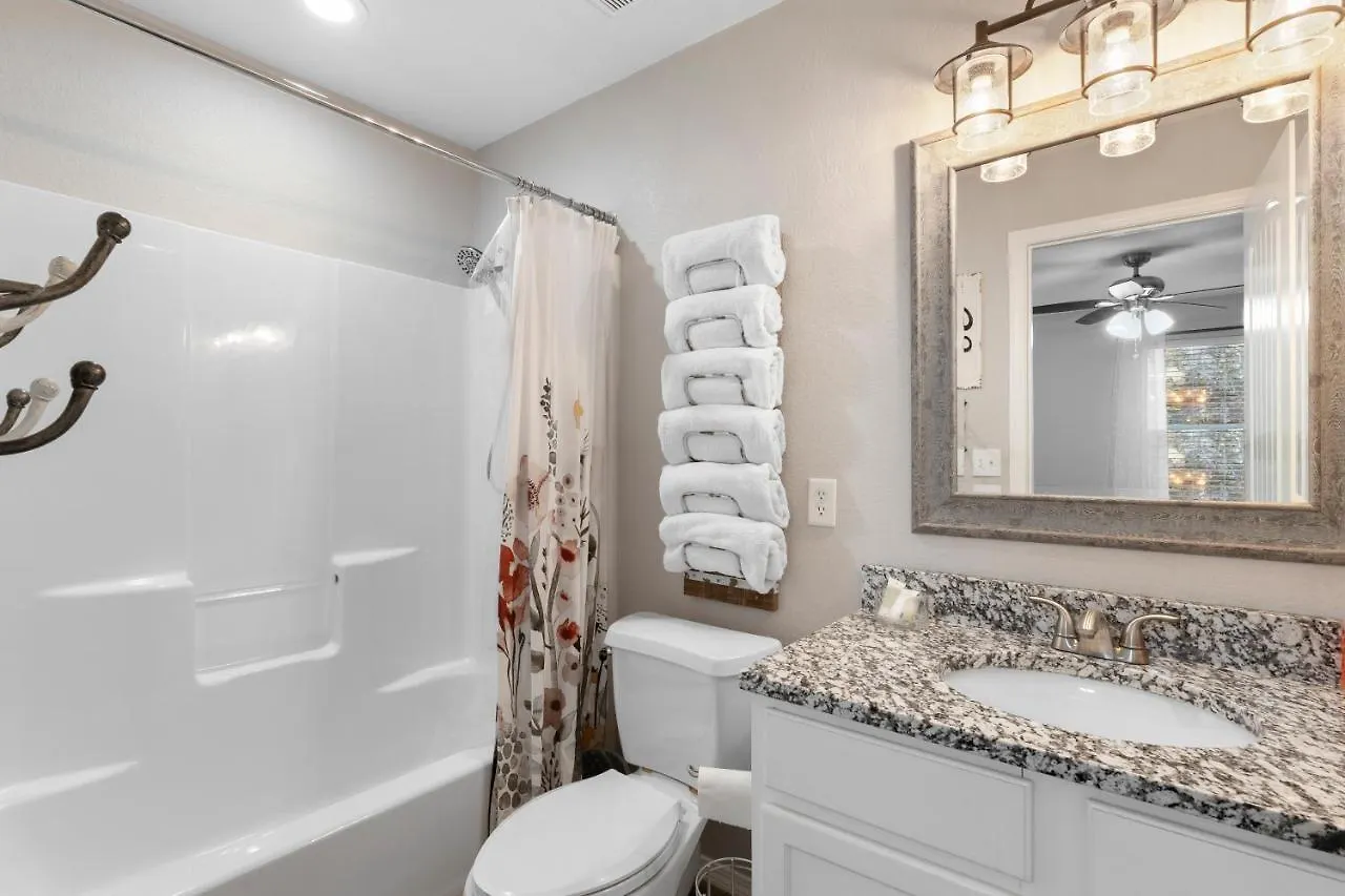 Two Gorgeous Condos*side By Side*10 Beds*sleep 17! דירה