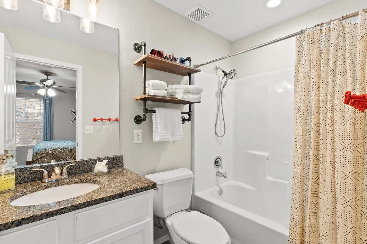 Two Gorgeous Condos*side By Side*10 Beds*sleep 17! דירה בראנסון