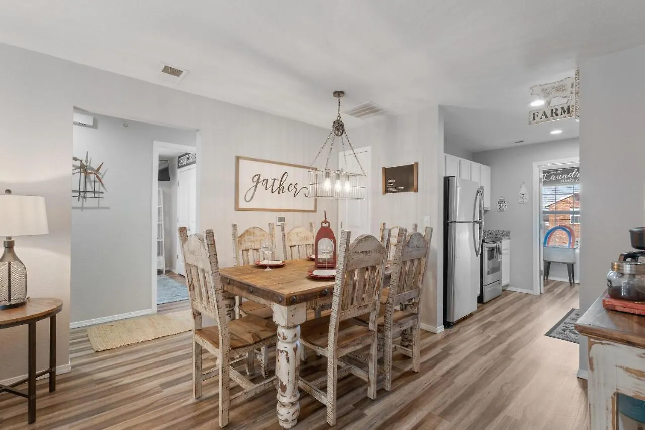 Two Gorgeous Condos*side By Side*10 Beds*sleep 17! בראנסון