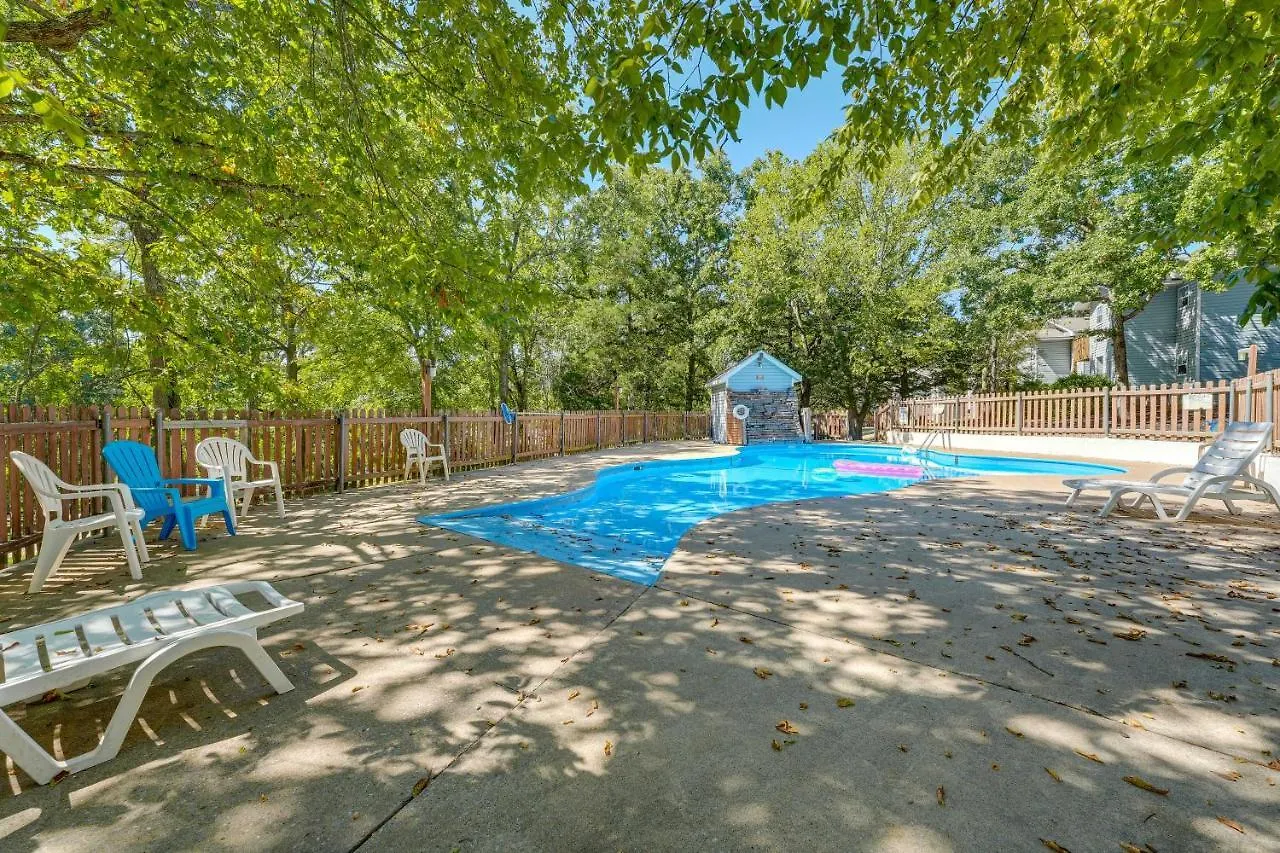 Getaway Deck With Pool View And Bbq Grill!