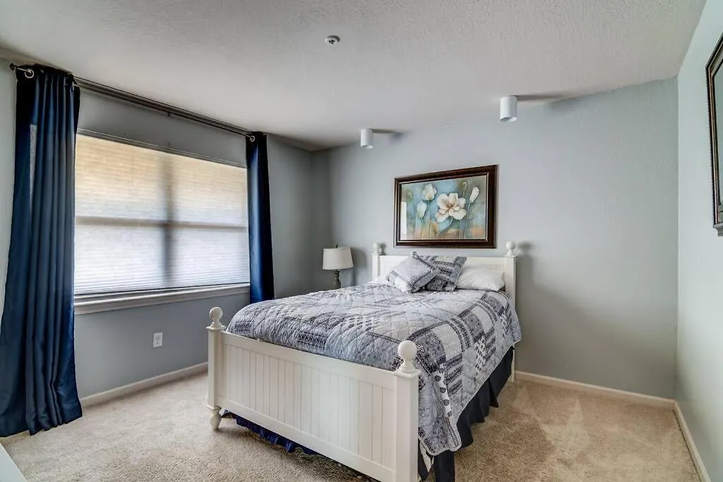 Tranquil 2-bedroom Pointe Royale Apartment *