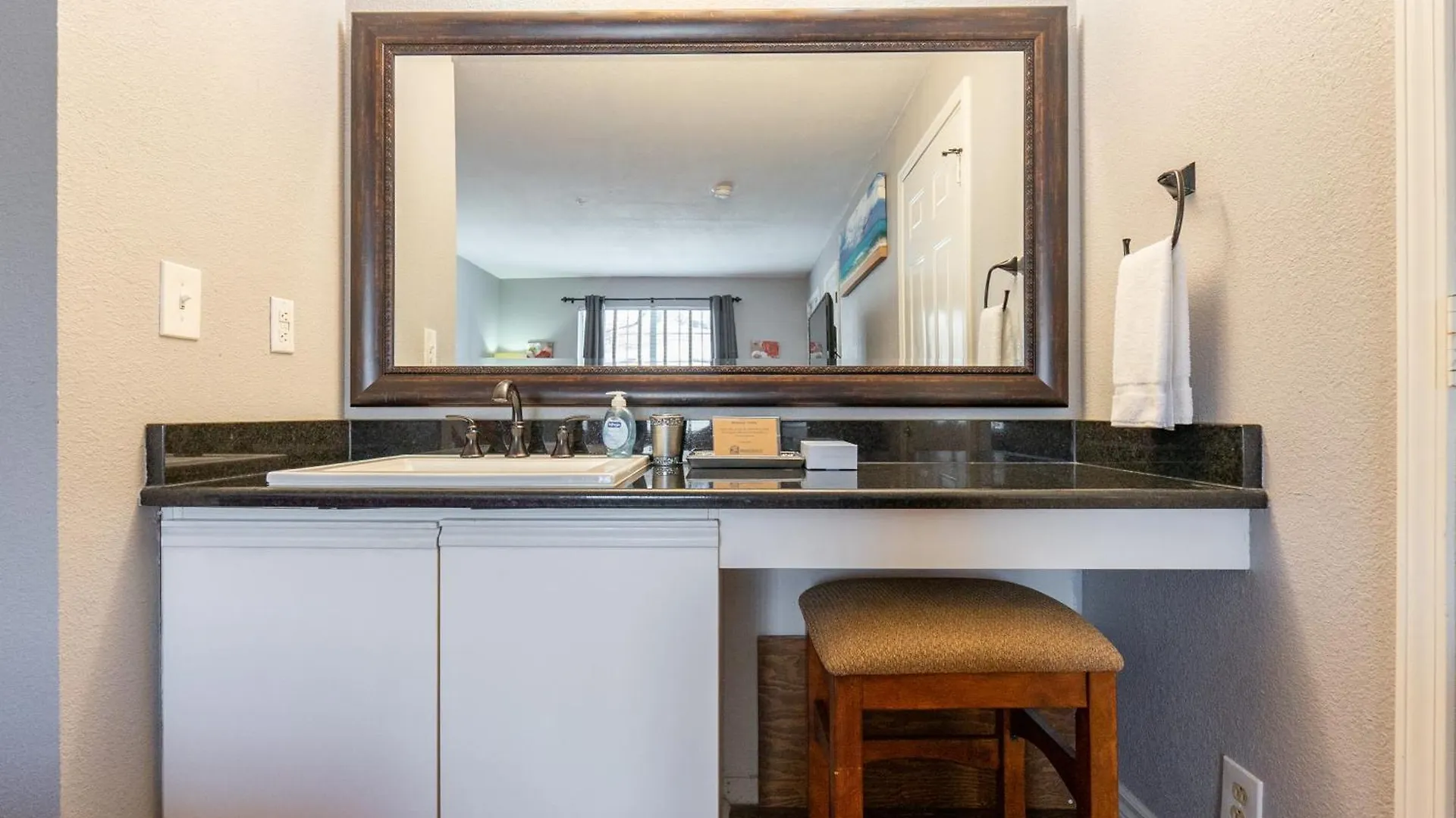 2br Walk-in - Near The 76 Strip - Free Wifi - Pool - Free Tickets Included - Clb-3 *
