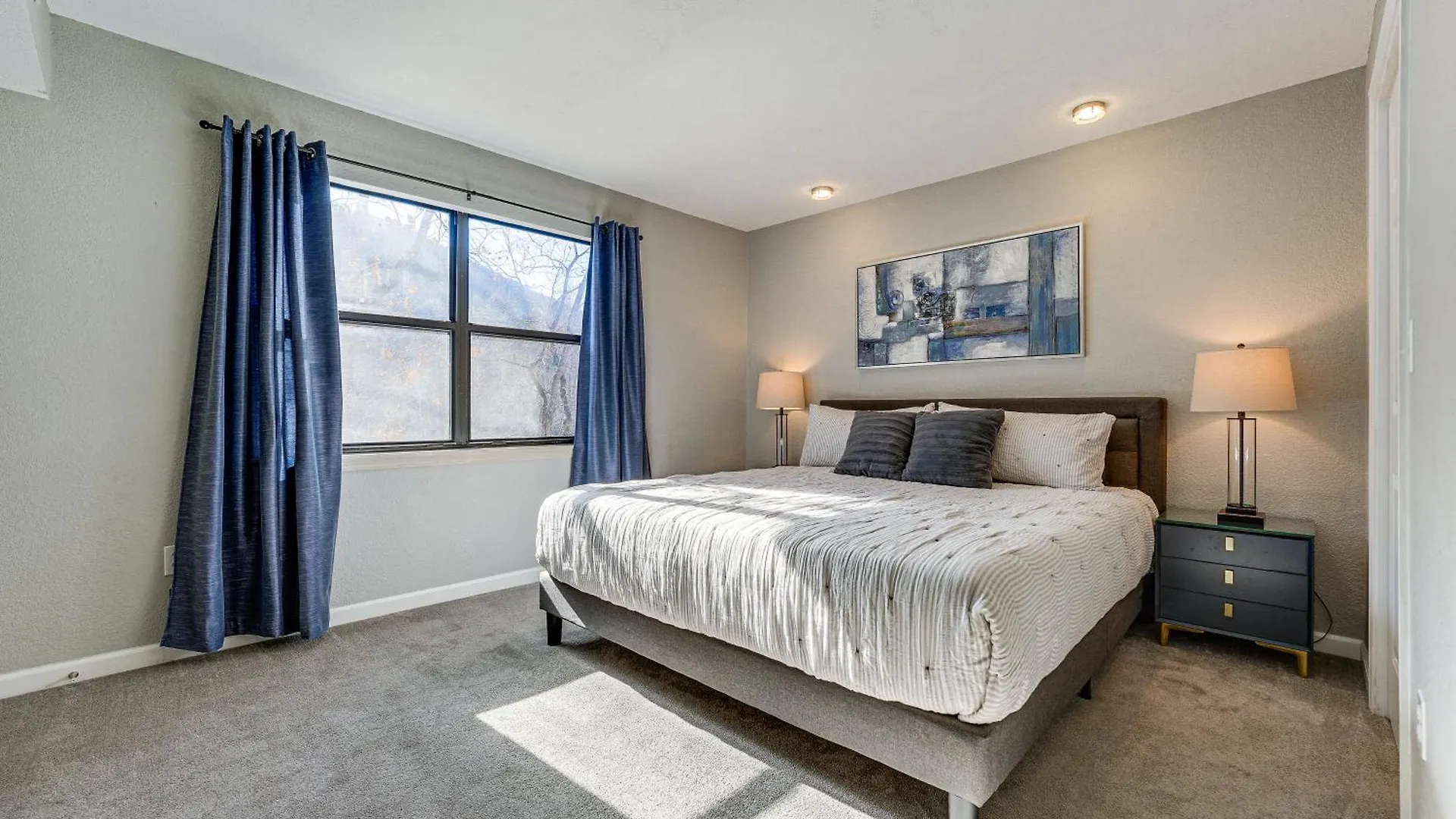 Lakefront Penthouse With Amenities! *