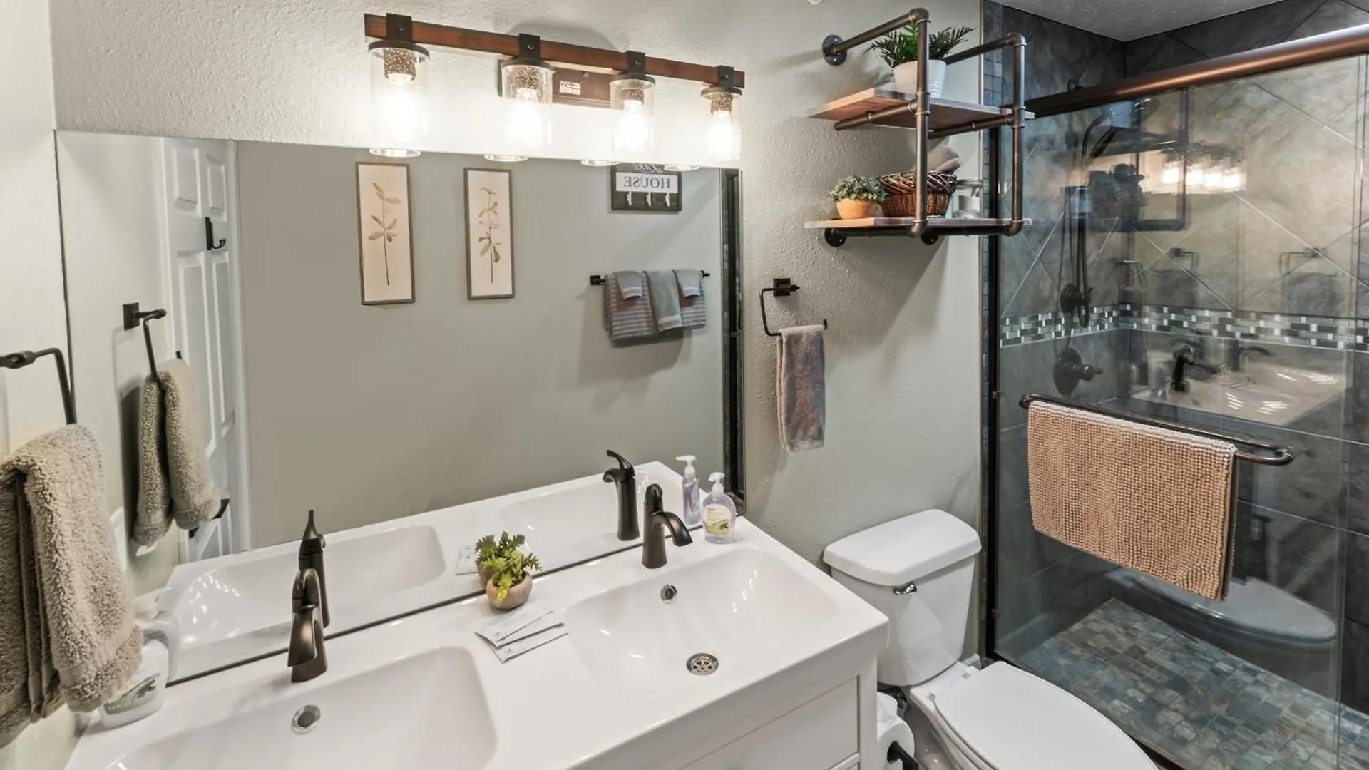 Golf On Site - Walk-in Shower - Jetted Tub - Free Attraction Tickets Included
