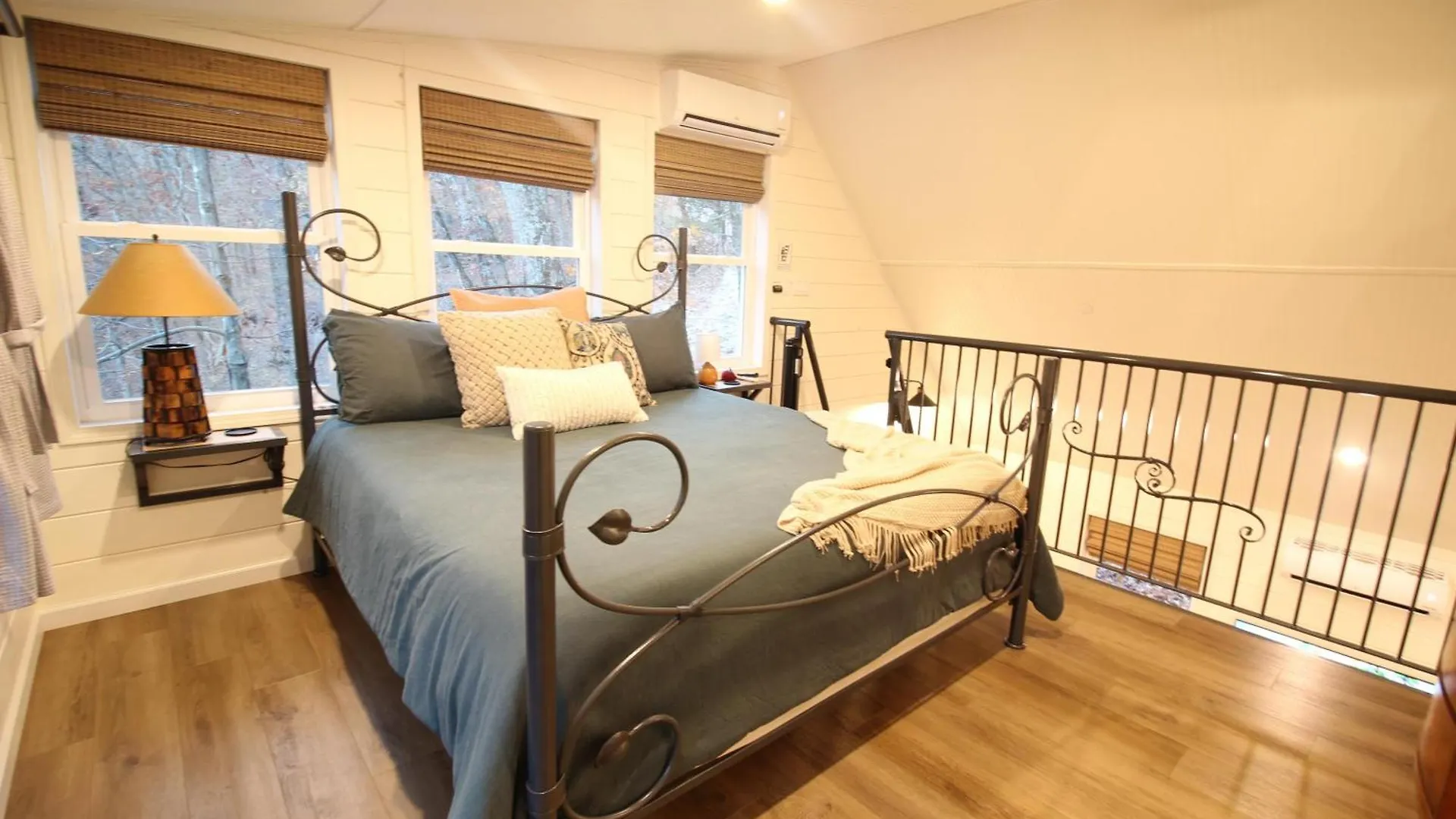 Holiday home Secluded Treehouse In The Woods - Tree Hugger Hideaway *