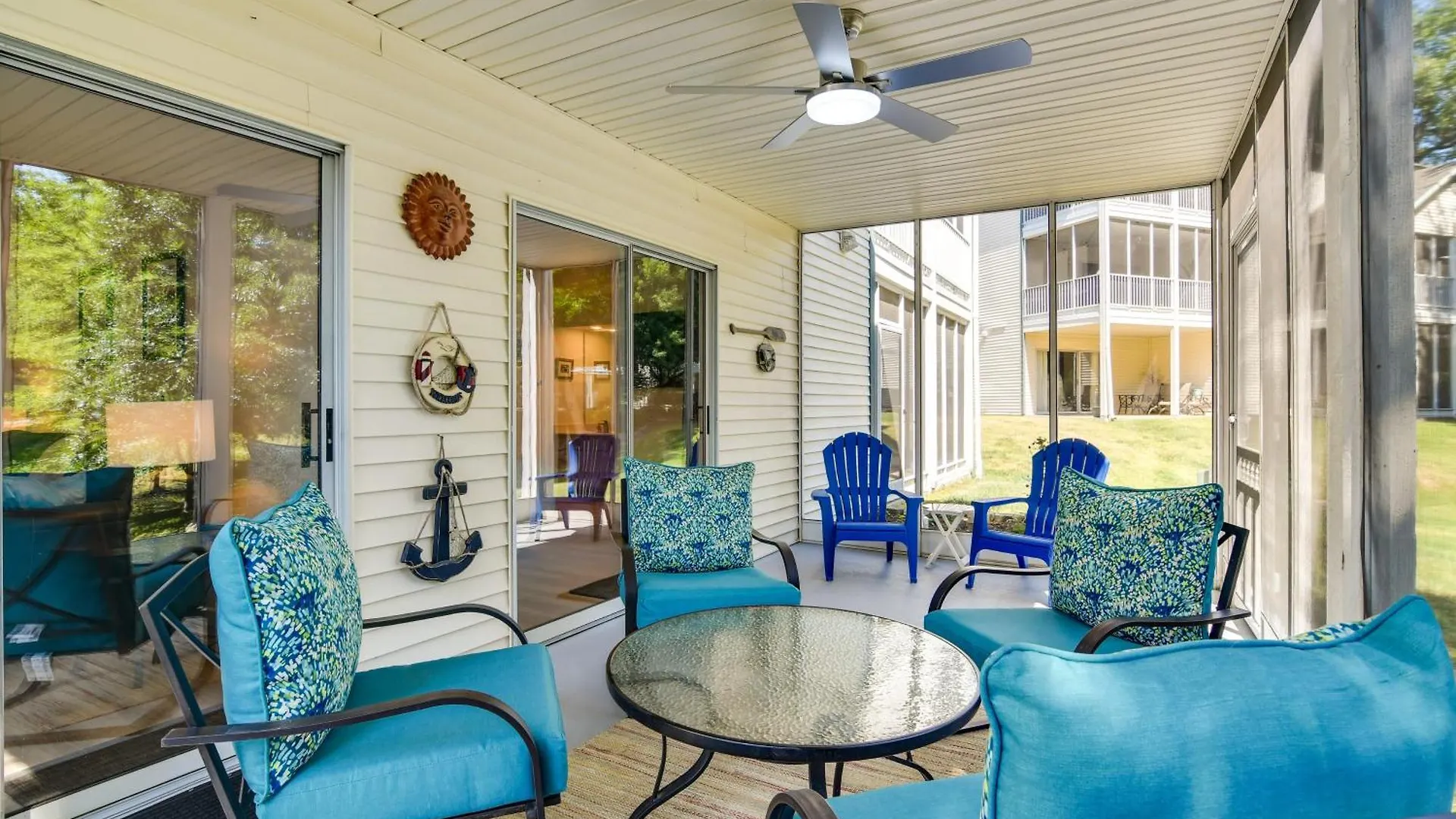 With Screened Patio, Pool Access شقة