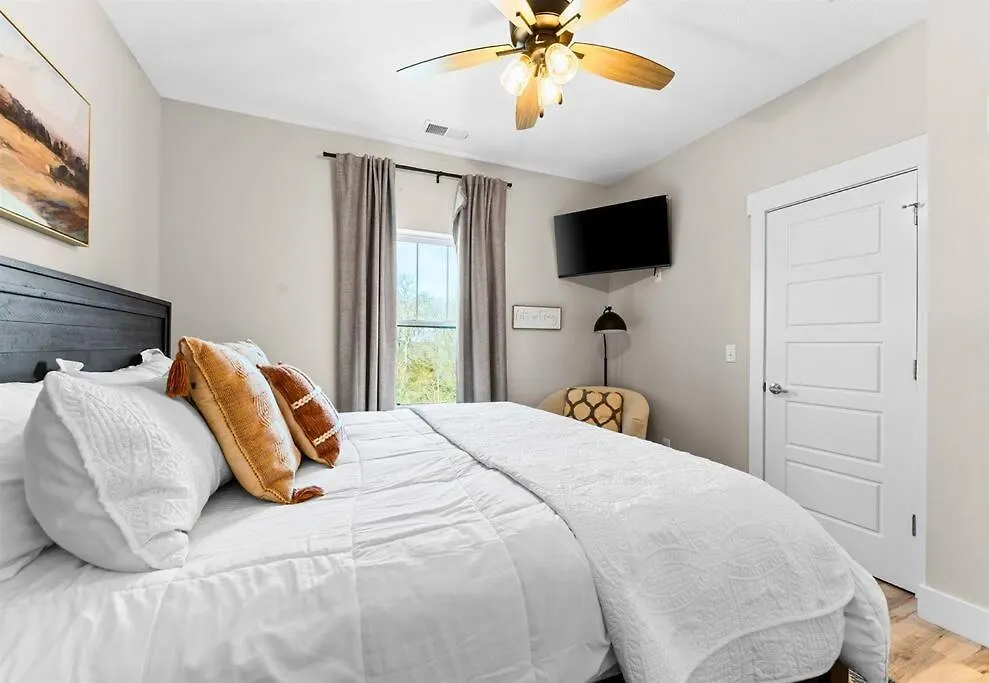 Lakeside Splendor: 9br, Hot Tub, Arcade, Views! Casa vacanze Branson