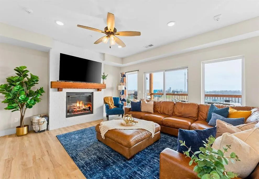 Lakeside Splendor: 9br, Hot Tub, Arcade, Views! Casa vacanze