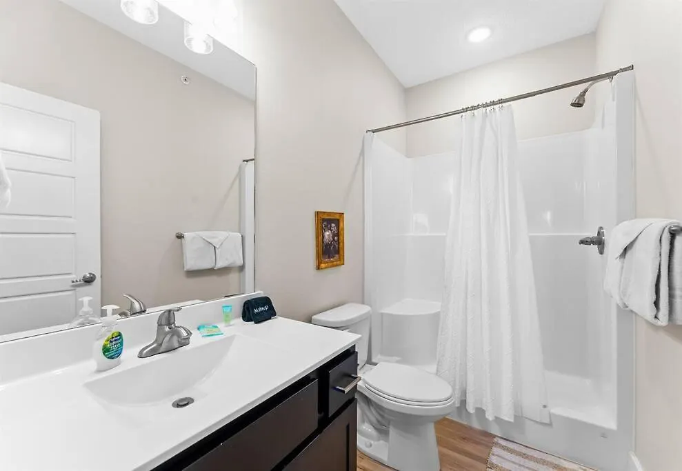 Lakeside Splendor: 9br, Hot Tub, Arcade, Views!