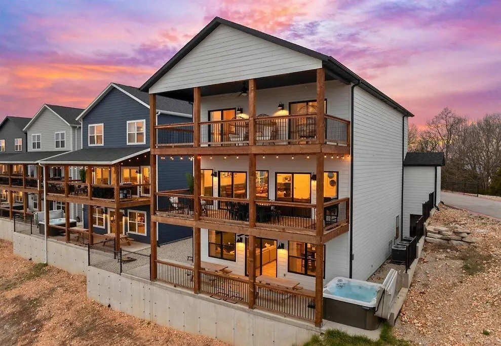 Casa vacanze Lakeside Splendor: 9br, Hot Tub, Arcade, Views!