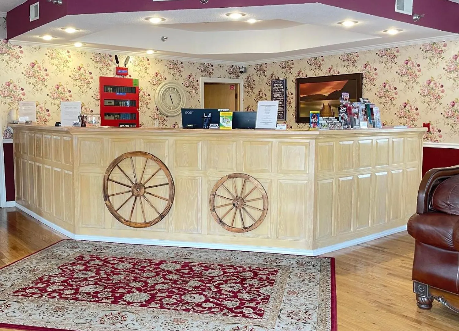 Carriage House Hotel 2*