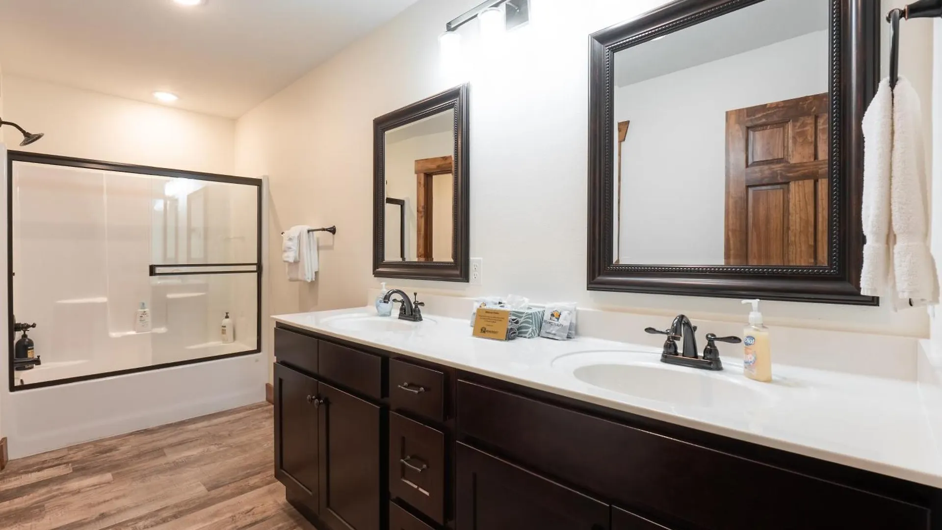 3br Walk-in Near Silver Dollar - Game - Pool - Free Tickets Included - Rr93a *
