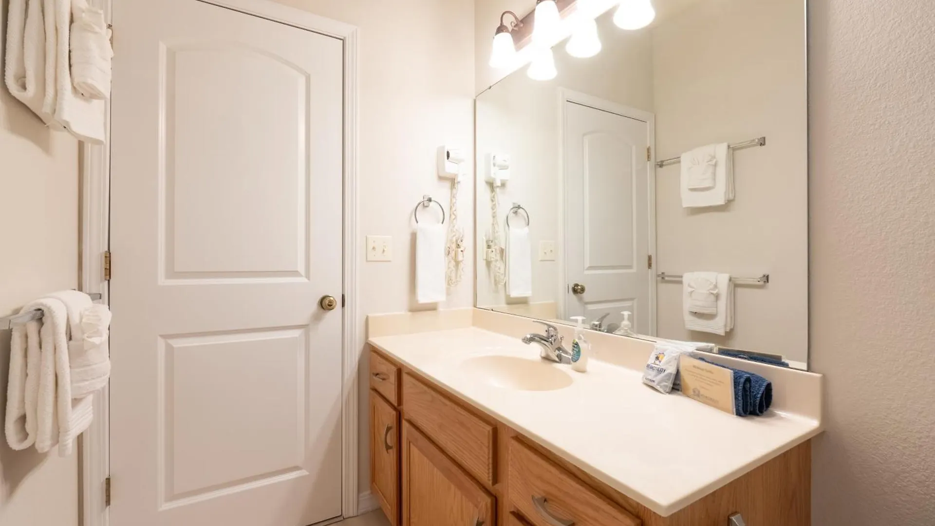 Апартаменты Elevator Access - Walk-in Shower - Close To 76 Strip - Free Tickets Included - Rl8-11b