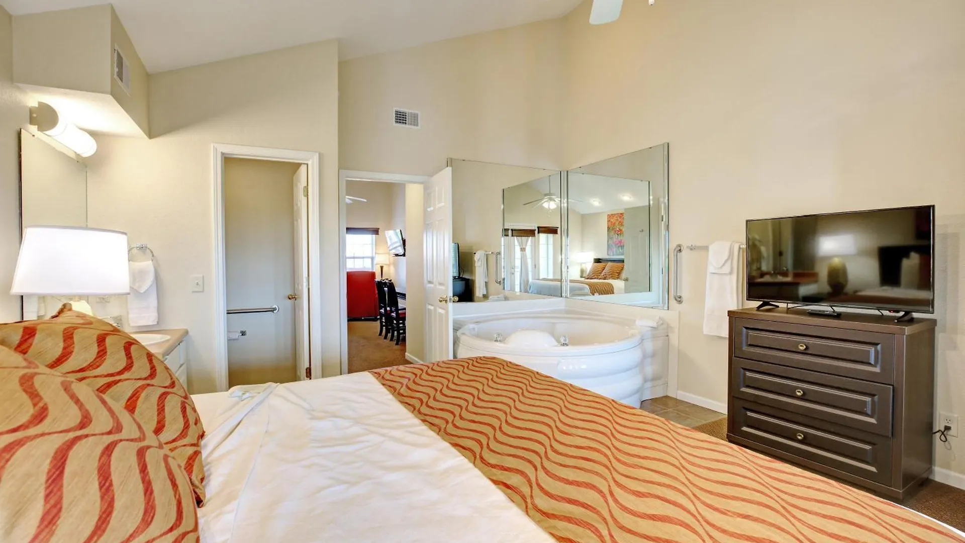 Grand Crowne 4* Branson
