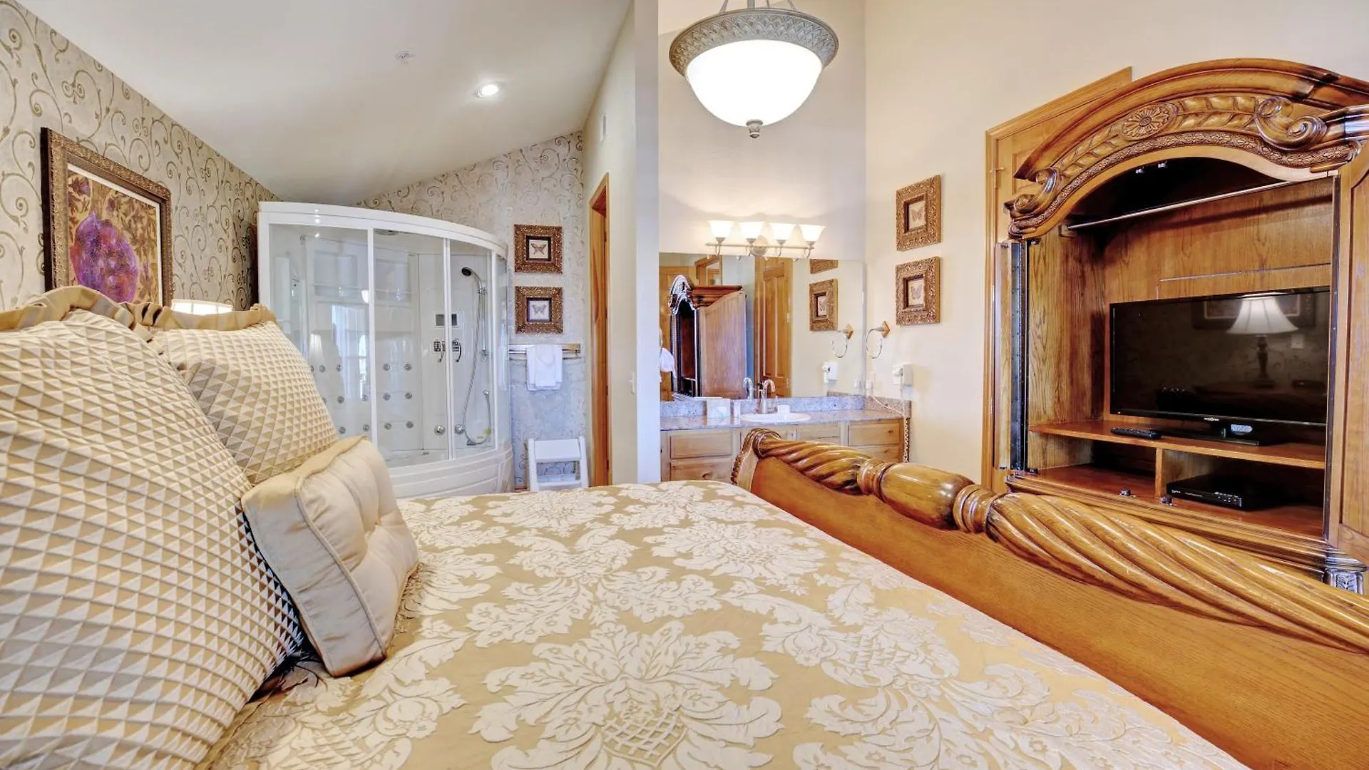 Grand Crowne Hotel 4*