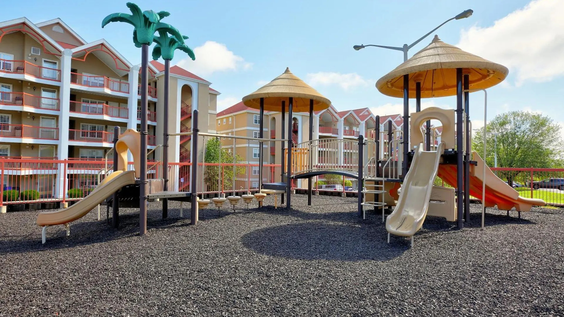 Grand Crowne Hotel 4*