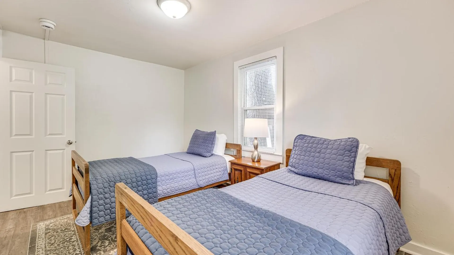 Feriehus Walk To Dtwn Pet-friendly Home!