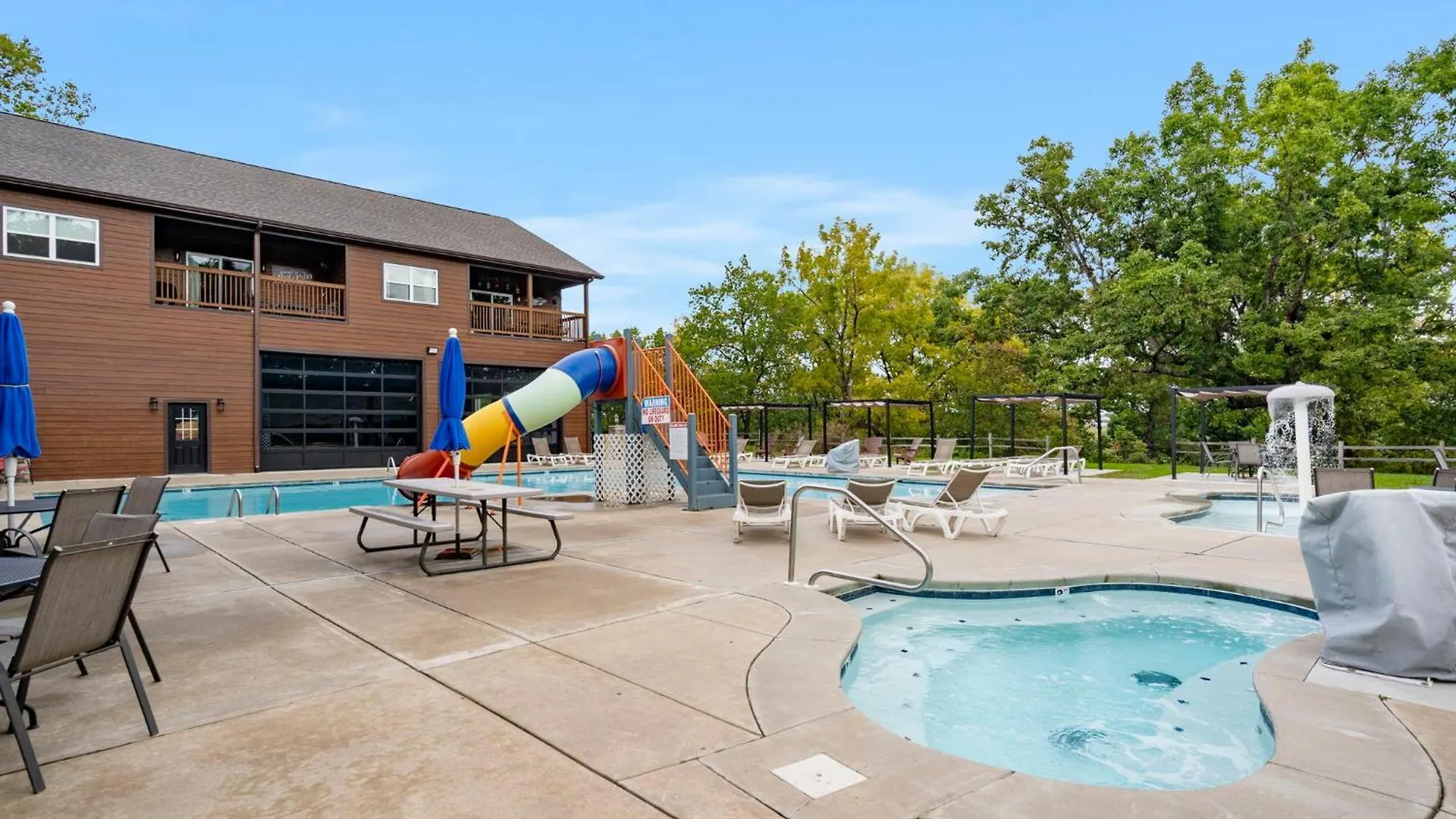 Huge Lakeview Getaway W/ Fun Arcades, Ping Pong Free Silver Dollar Tickets Community Amenities! 山林小屋 布蘭森