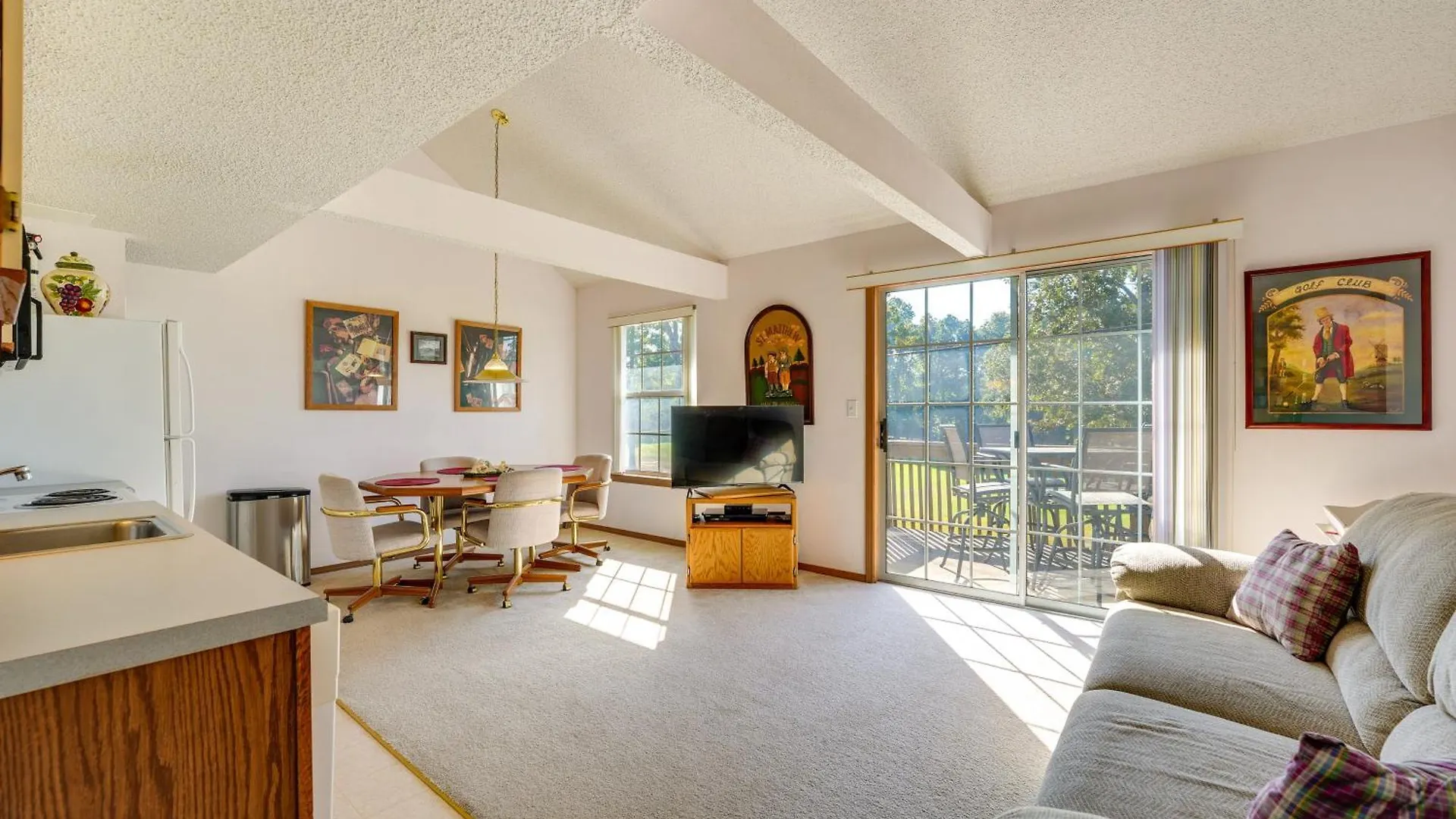 Cozy With Golf Course View In Branson!