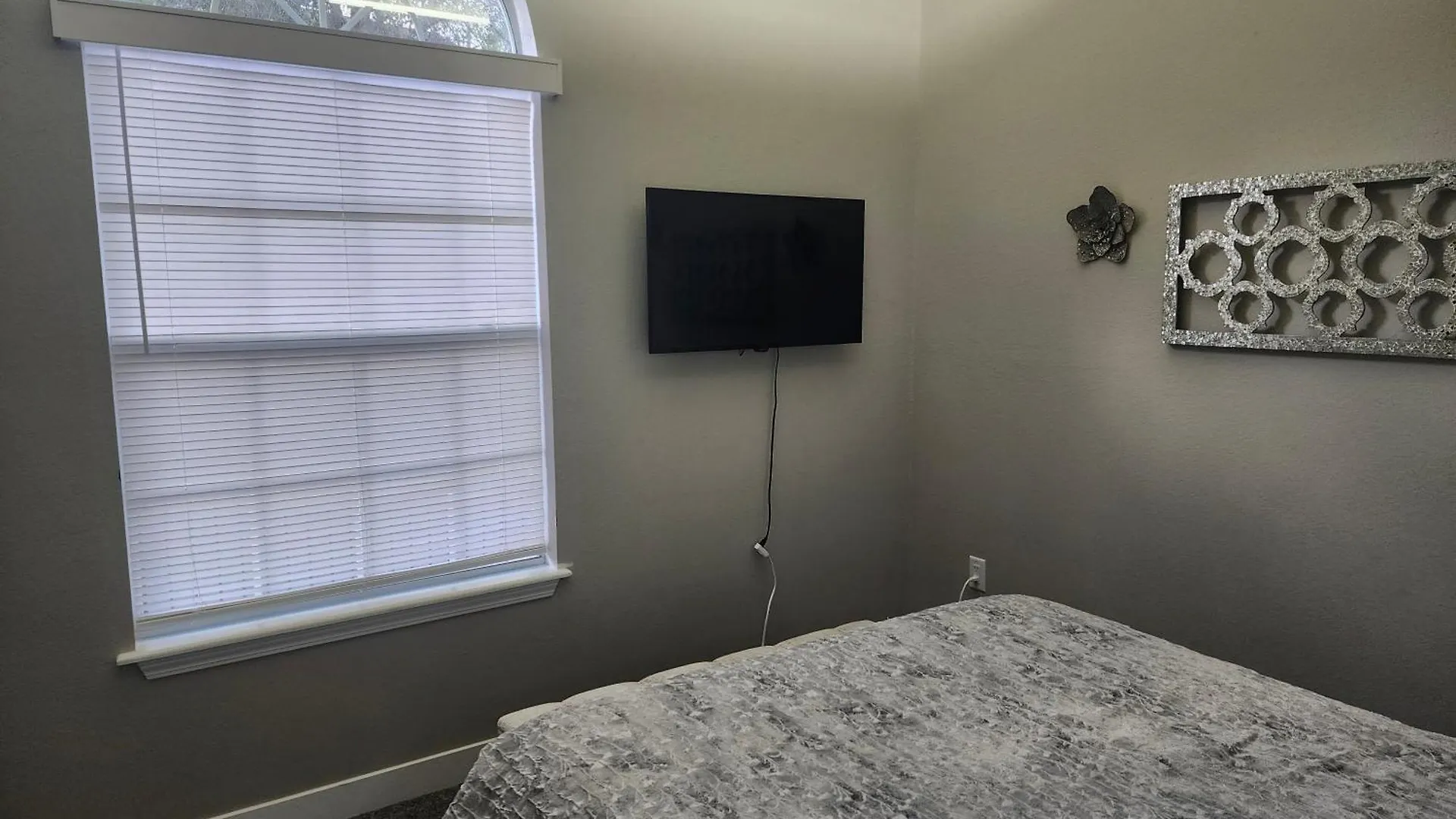 2br Cozy - Centrally Located - Free Tickets Included - Fc 53-5 *
