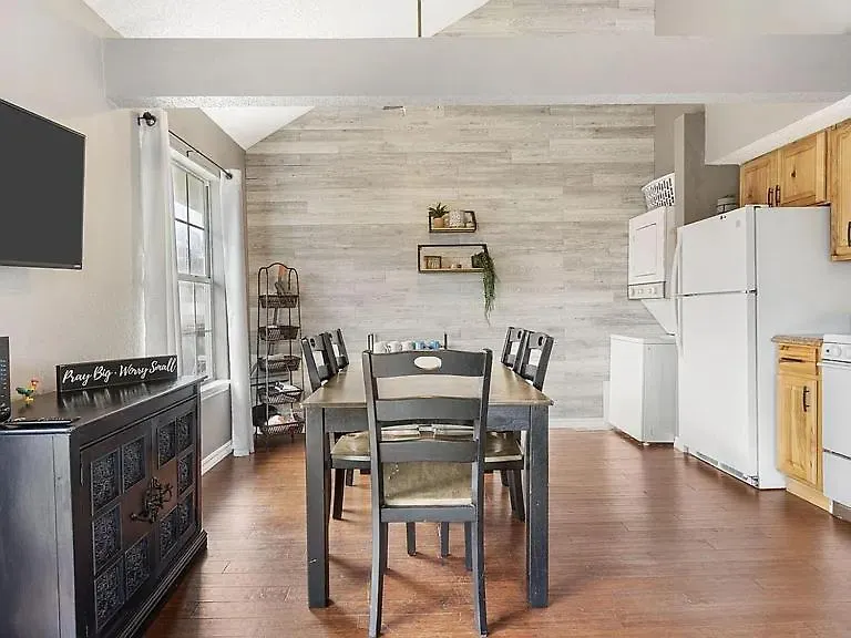 2br Cozy - Centrally Located - Stairs Required - Free Tickets Included - Fc1-5 Διαμέρισμα *