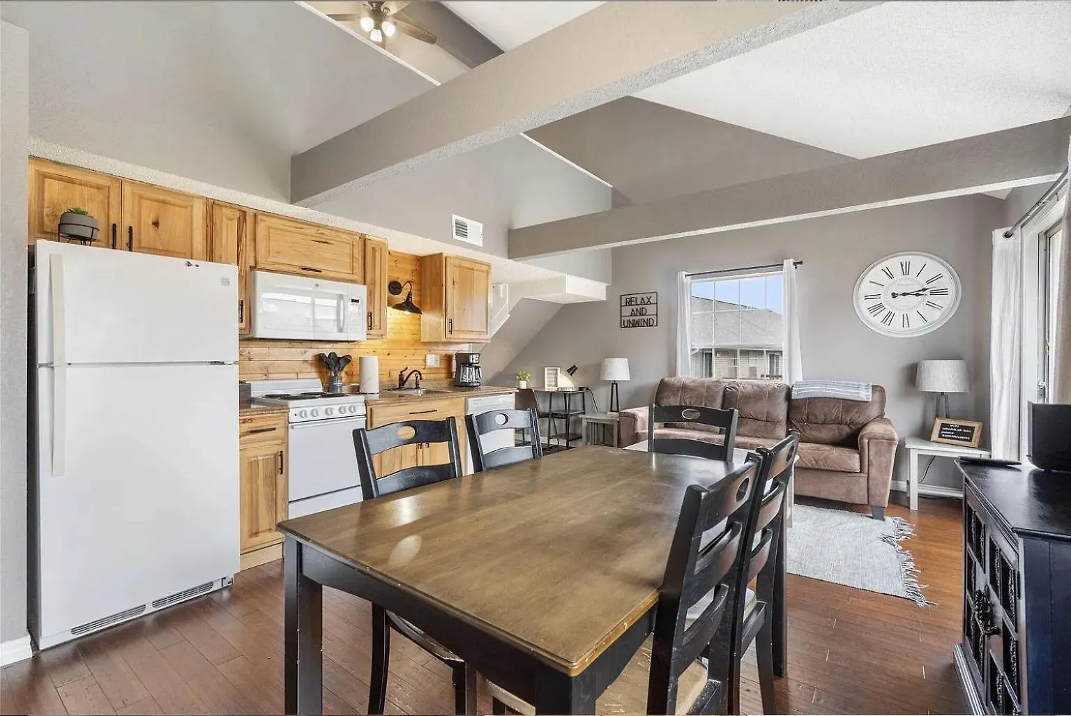 Διαμέρισμα 2br Cozy - Centrally Located - Stairs Required - Free Tickets Included - Fc1-5 *