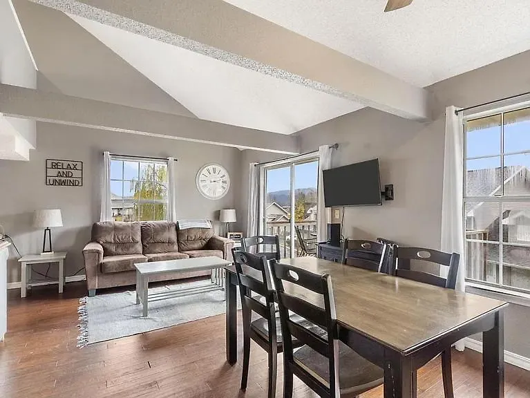 2br Cozy - Centrally Located - Stairs Required - Free Tickets Included - Fc1-5 *
