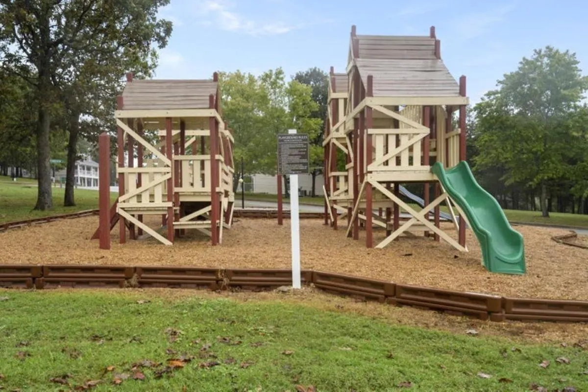 Luxurious At Hills - Beautifully Updated And Affordable - Family Amenities - No Steps