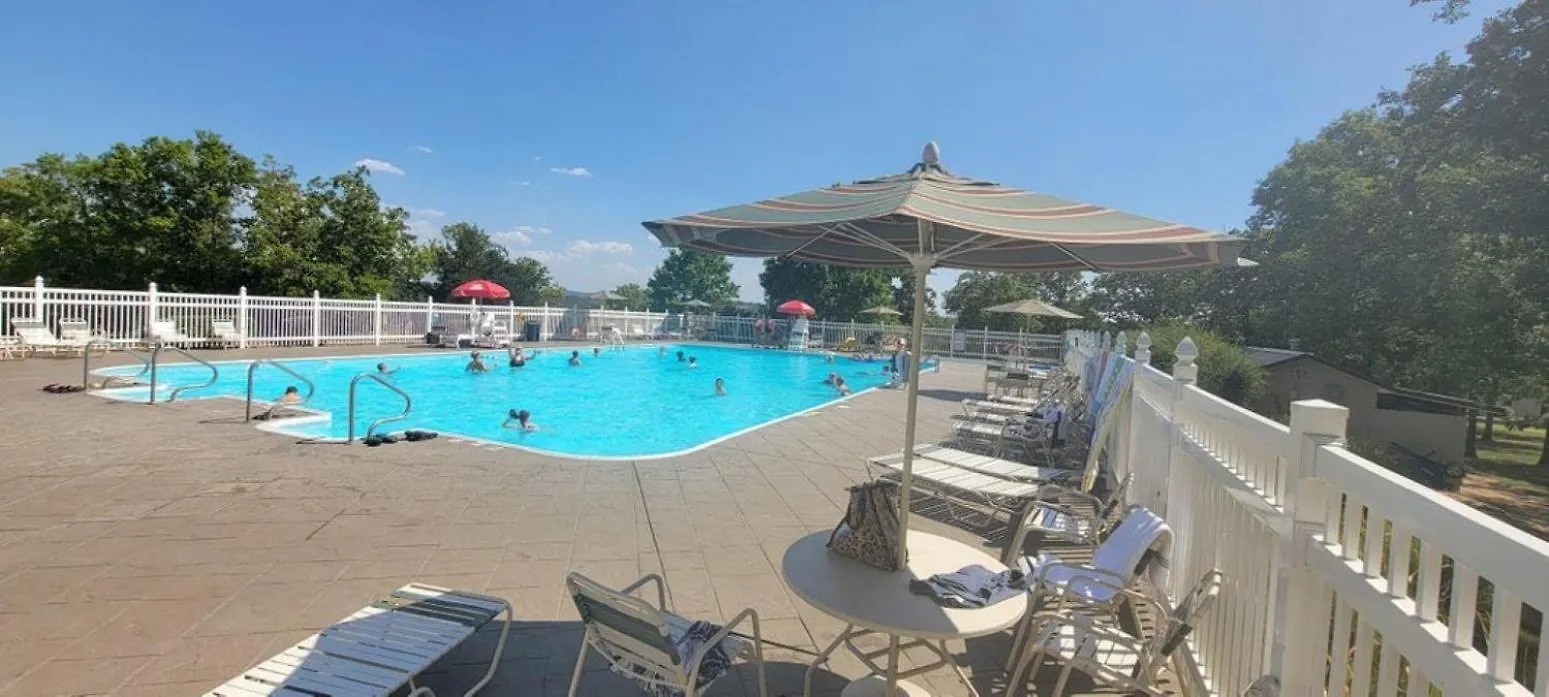 Luxurious At Hills - Beautifully Updated And Affordable - Family Amenities - No Steps