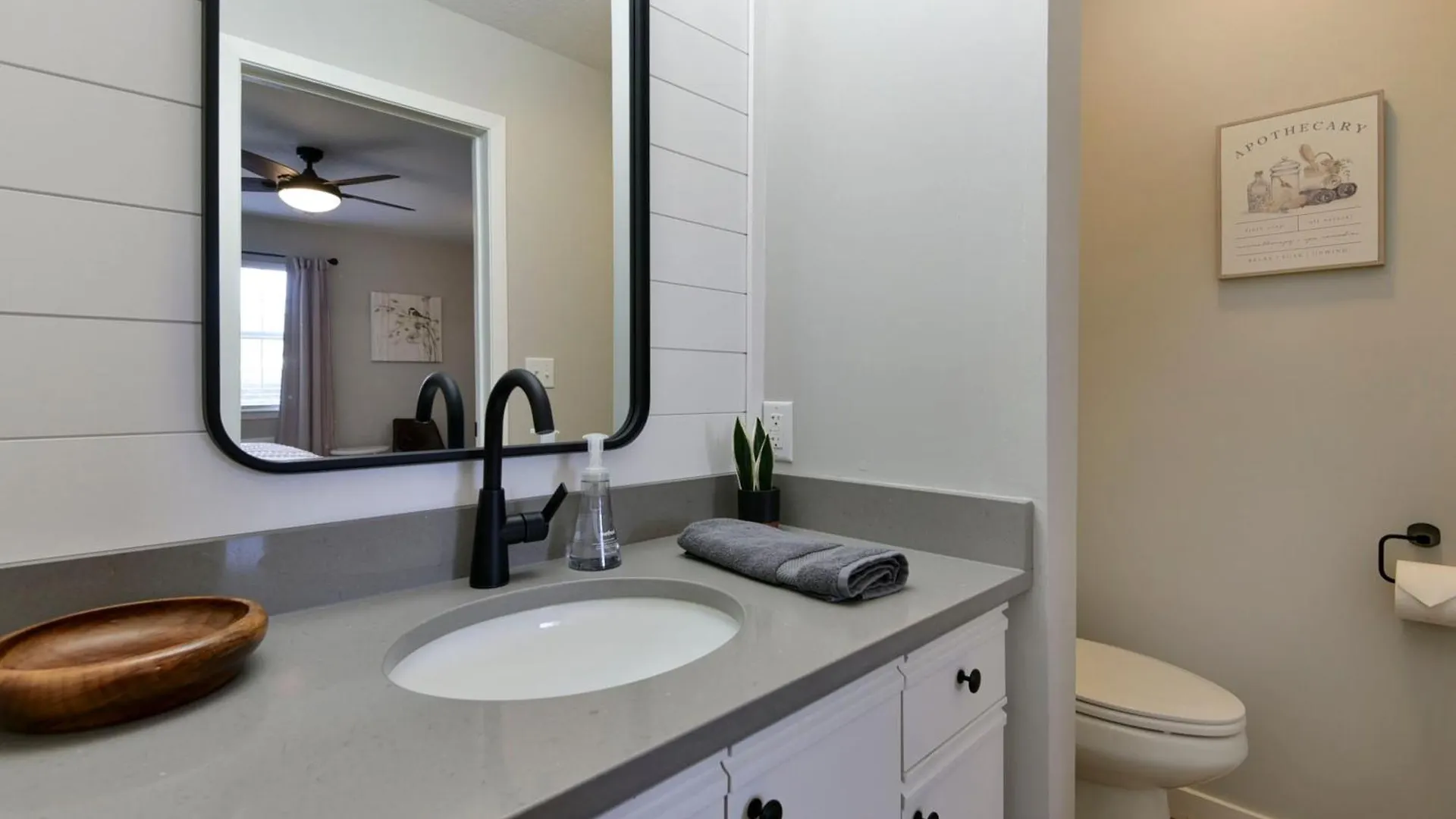 Luxurious At Hills - Beautifully Updated And Affordable - Family Amenities - No Steps