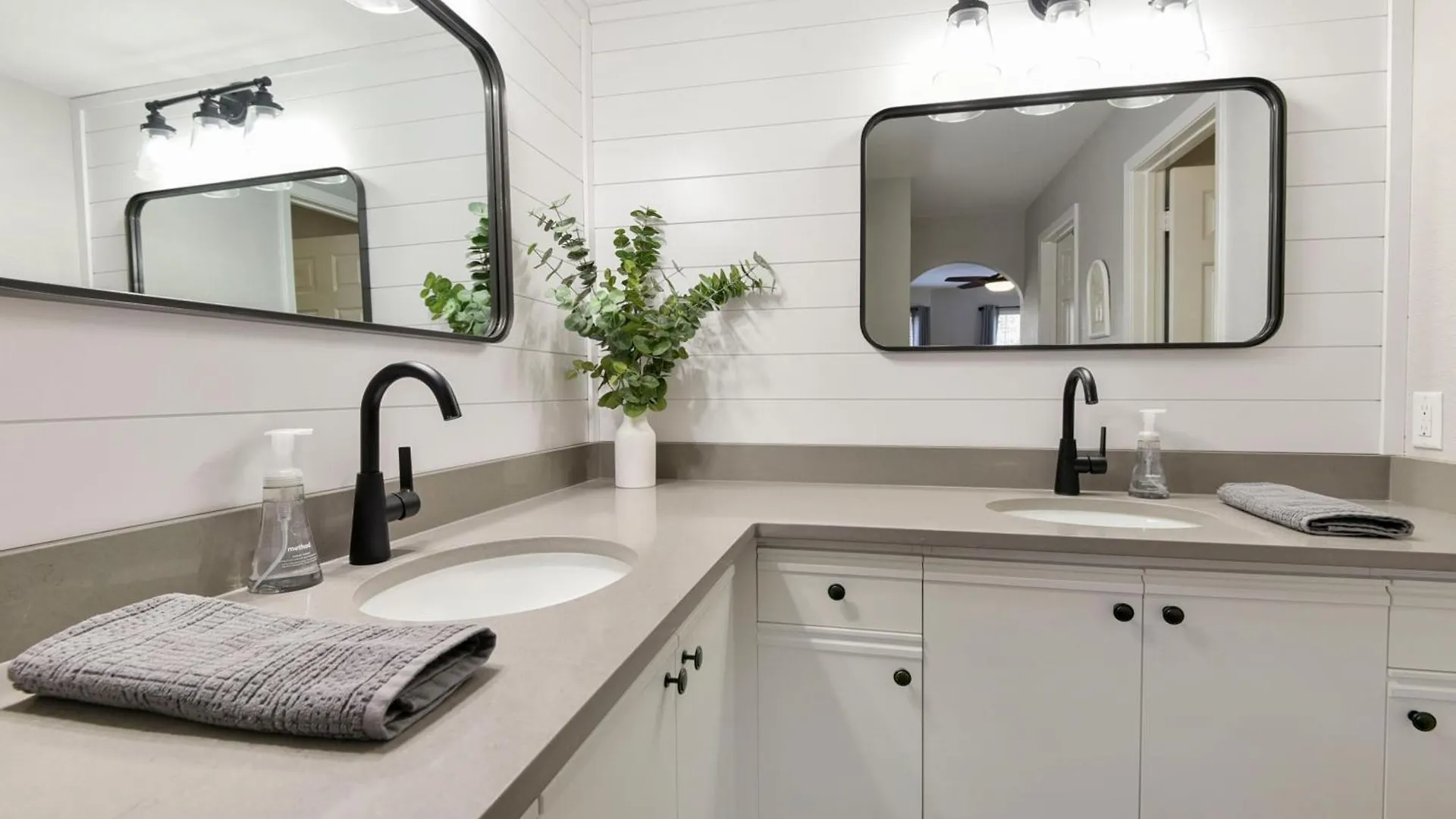 Luxurious At Hills - Beautifully Updated And Affordable - Family Amenities - No Steps Lägenhet