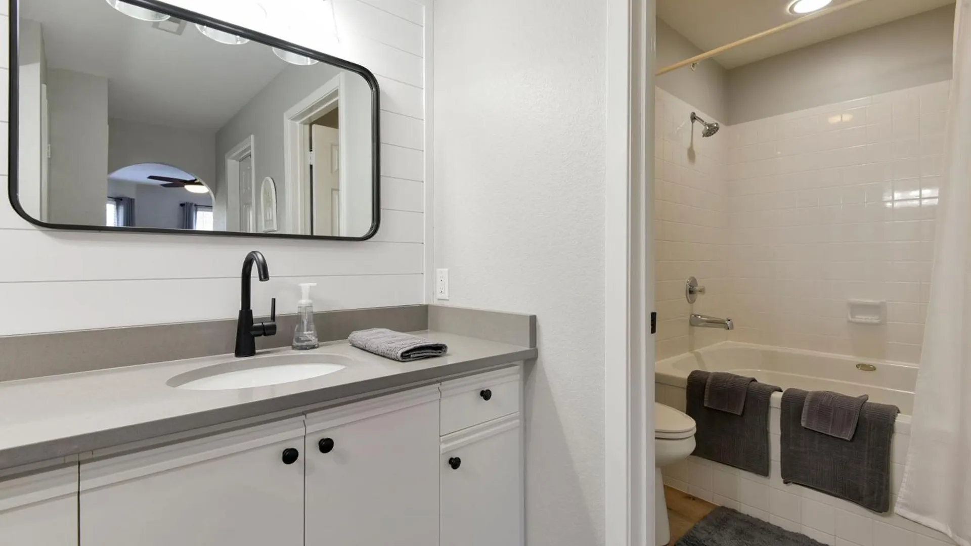 Luxurious At Hills - Beautifully Updated And Affordable - Family Amenities - No Steps Lägenhet
