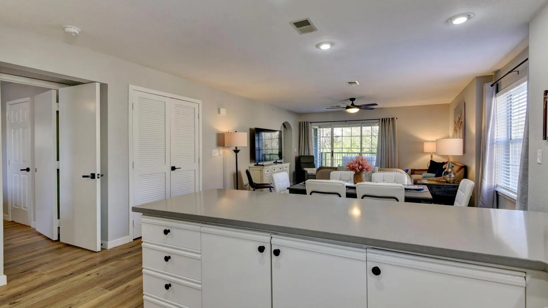 Lägenhet Luxurious At Hills - Beautifully Updated And Affordable - Family Amenities - No Steps