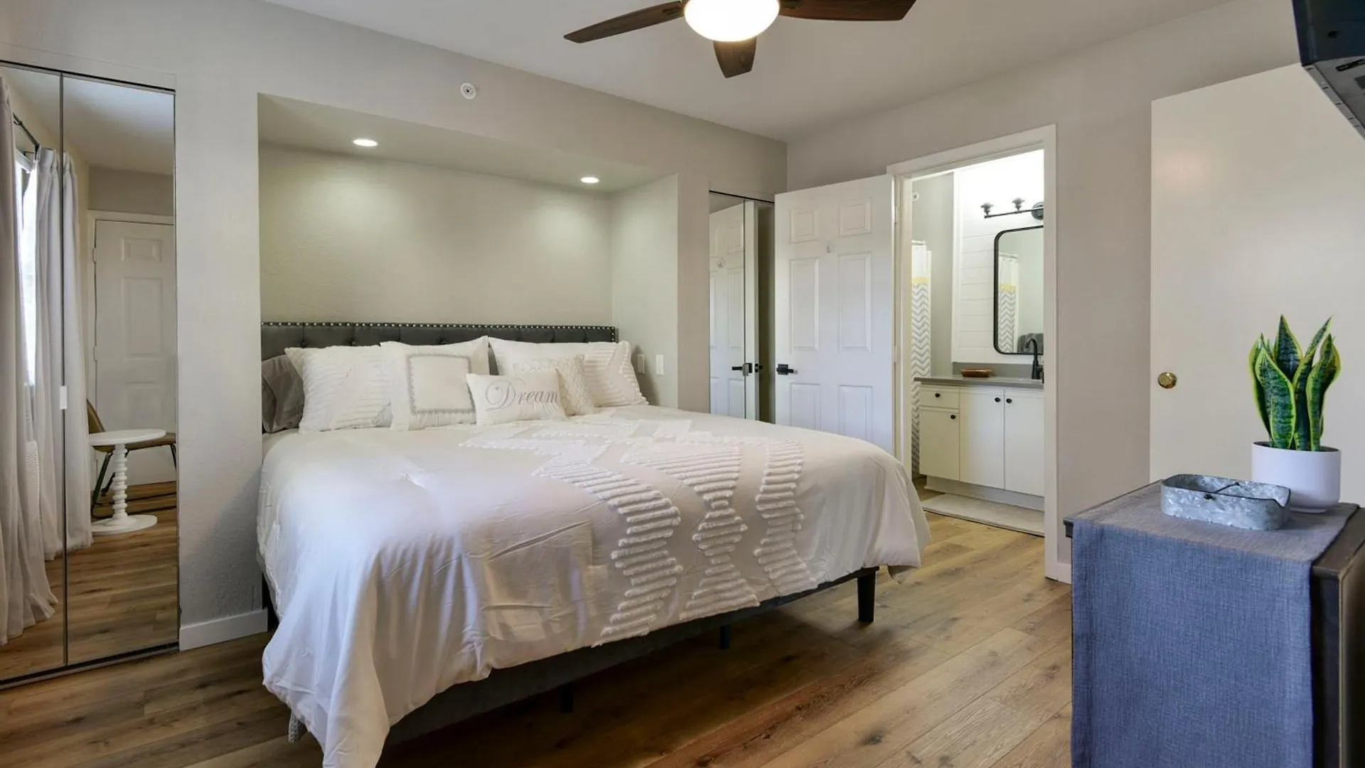 Lägenhet Luxurious At Hills - Beautifully Updated And Affordable - Family Amenities - No Steps