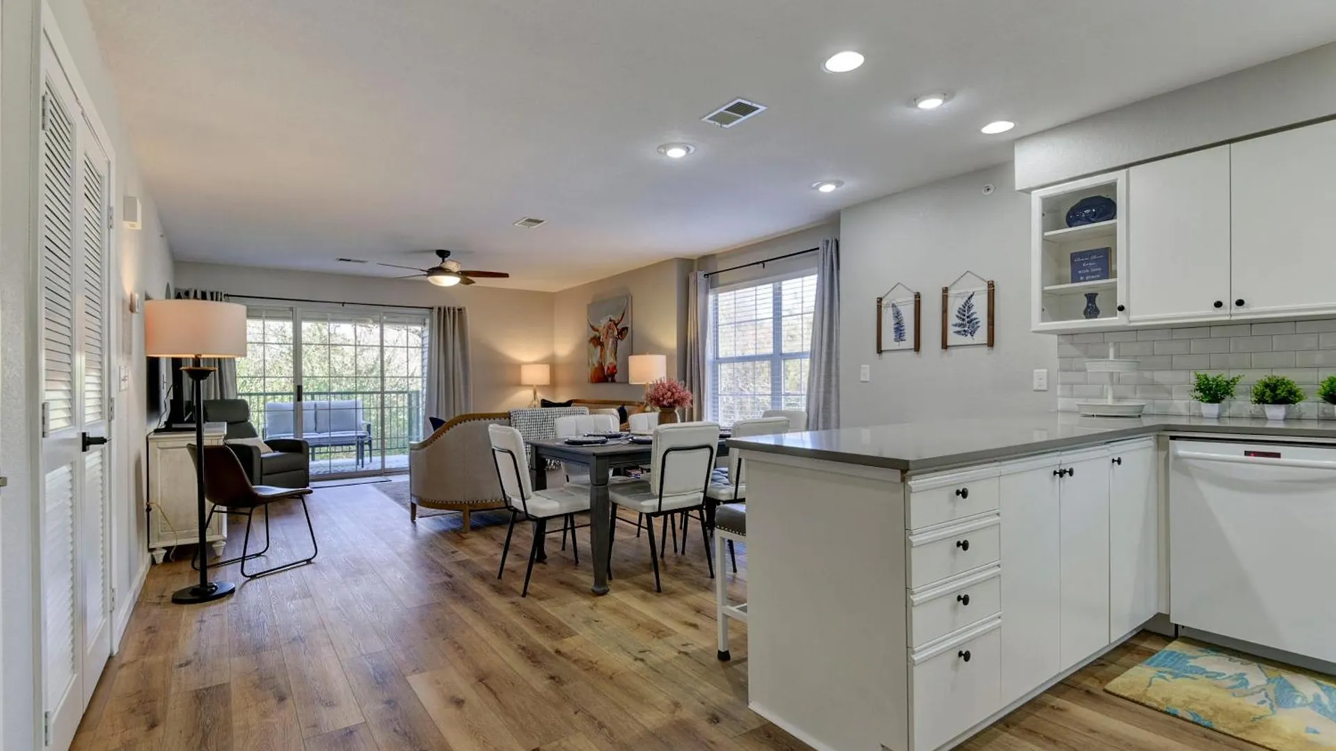 Luxurious At Hills - Beautifully Updated And Affordable - Family Amenities - No Steps