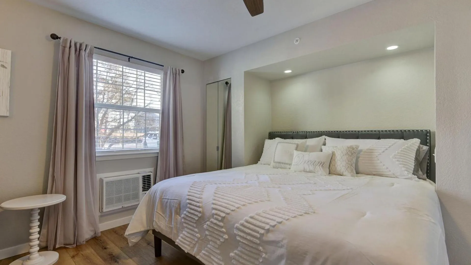 Luxurious At Hills - Beautifully Updated And Affordable - Family Amenities - No Steps Lägenhet
