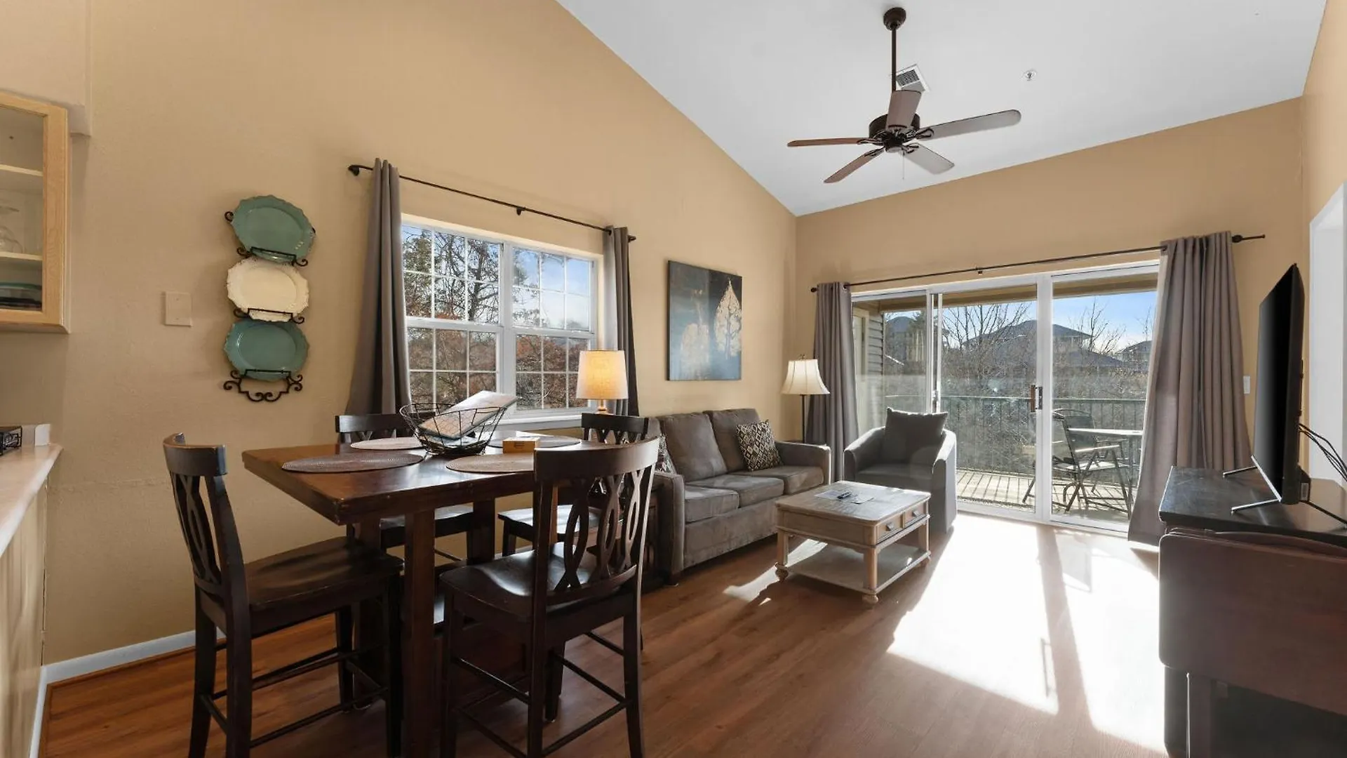 Cozy Floor 2br With View And Amenities!! *