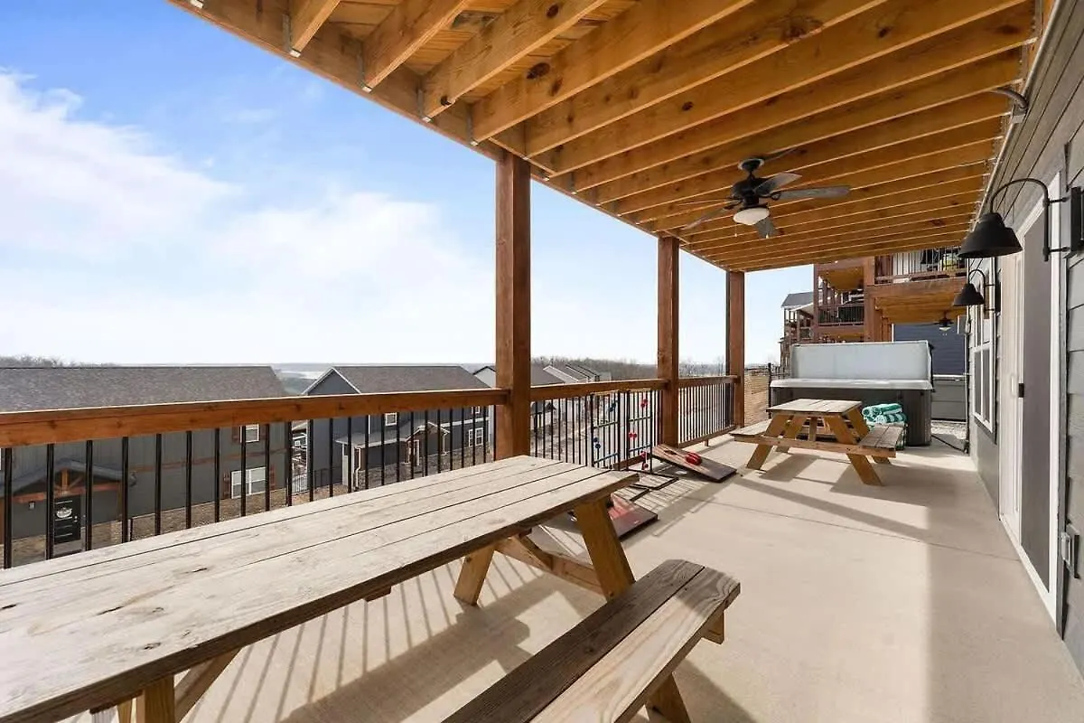 Modern Retreat Whot Tub Arcade & Stunning Views Branson