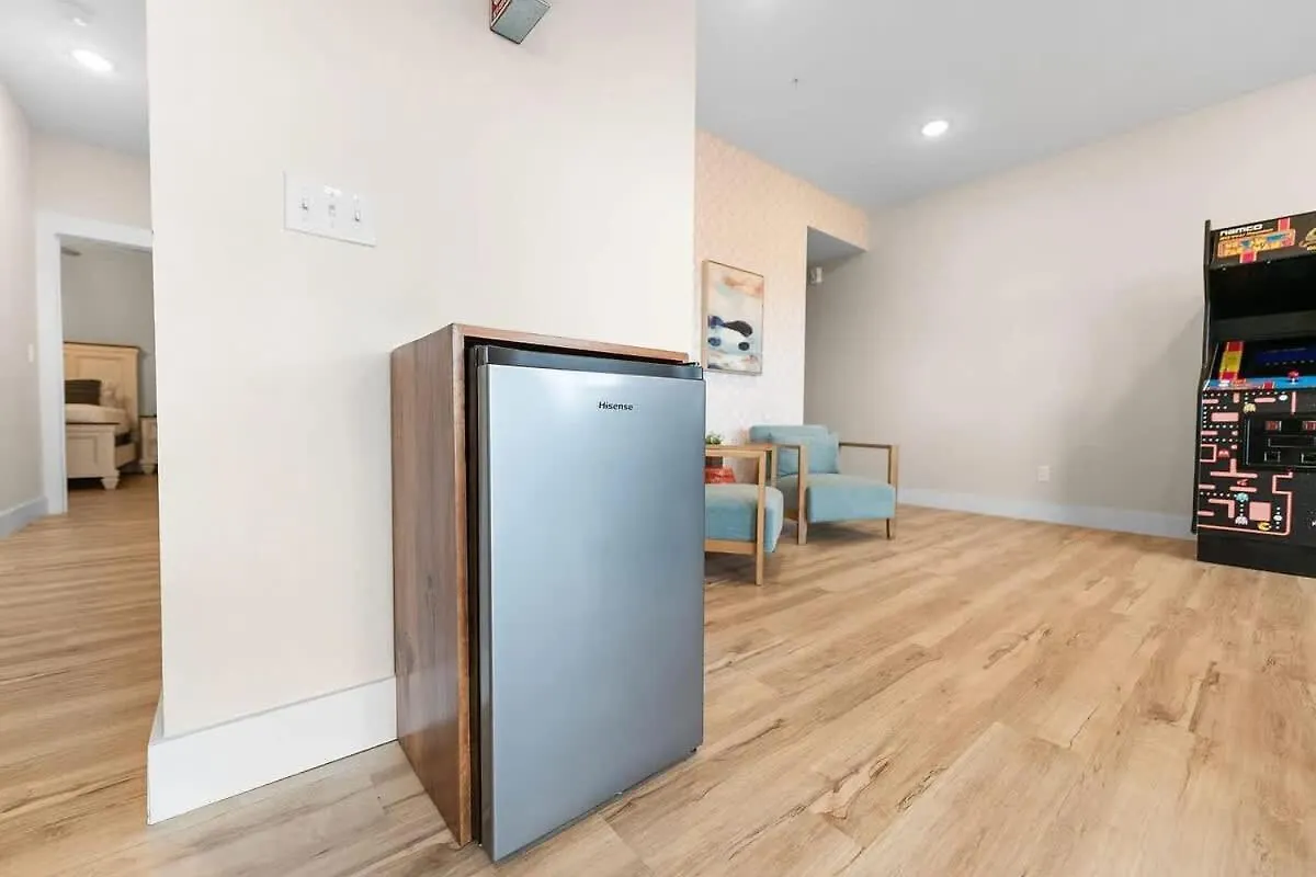 Modern Retreat Whot Tub Arcade & Stunning Views *