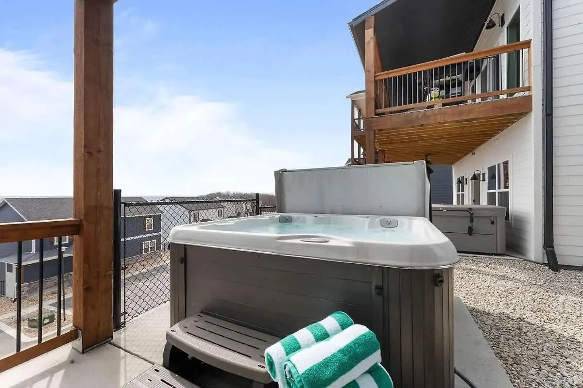 Modern Retreat Whot Tub Arcade & Stunning Views *
