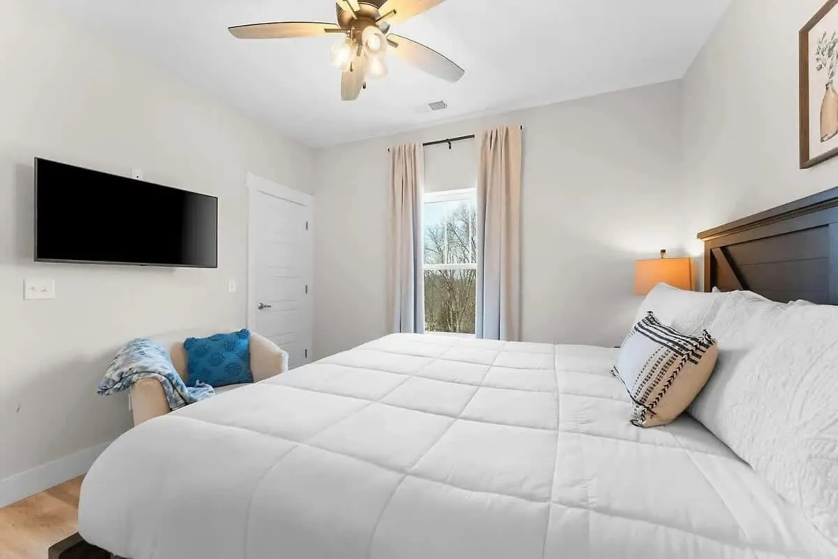 Modern Retreat Whot Tub Arcade & Stunning Views * Branson