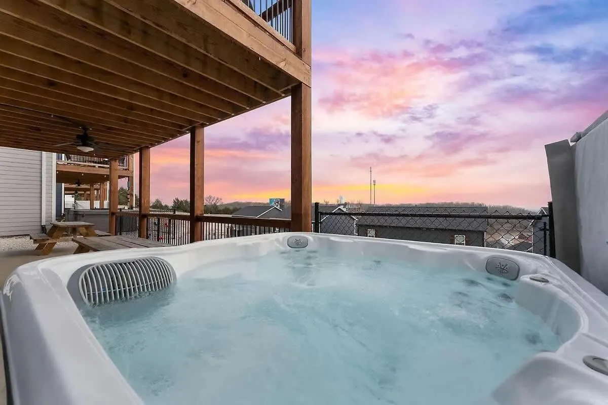 Modern Retreat Whot Tub Arcade & Stunning Views *