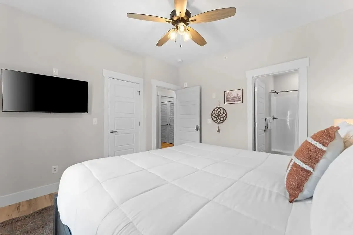 Modern Retreat Whot Tub Arcade & Stunning Views * Branson