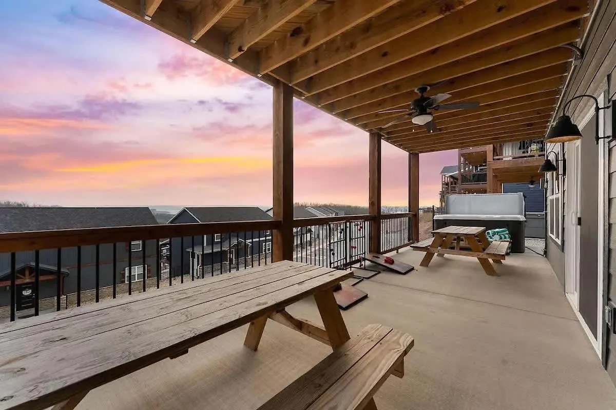 Modern Retreat Whot Tub Arcade & Stunning Views Branson