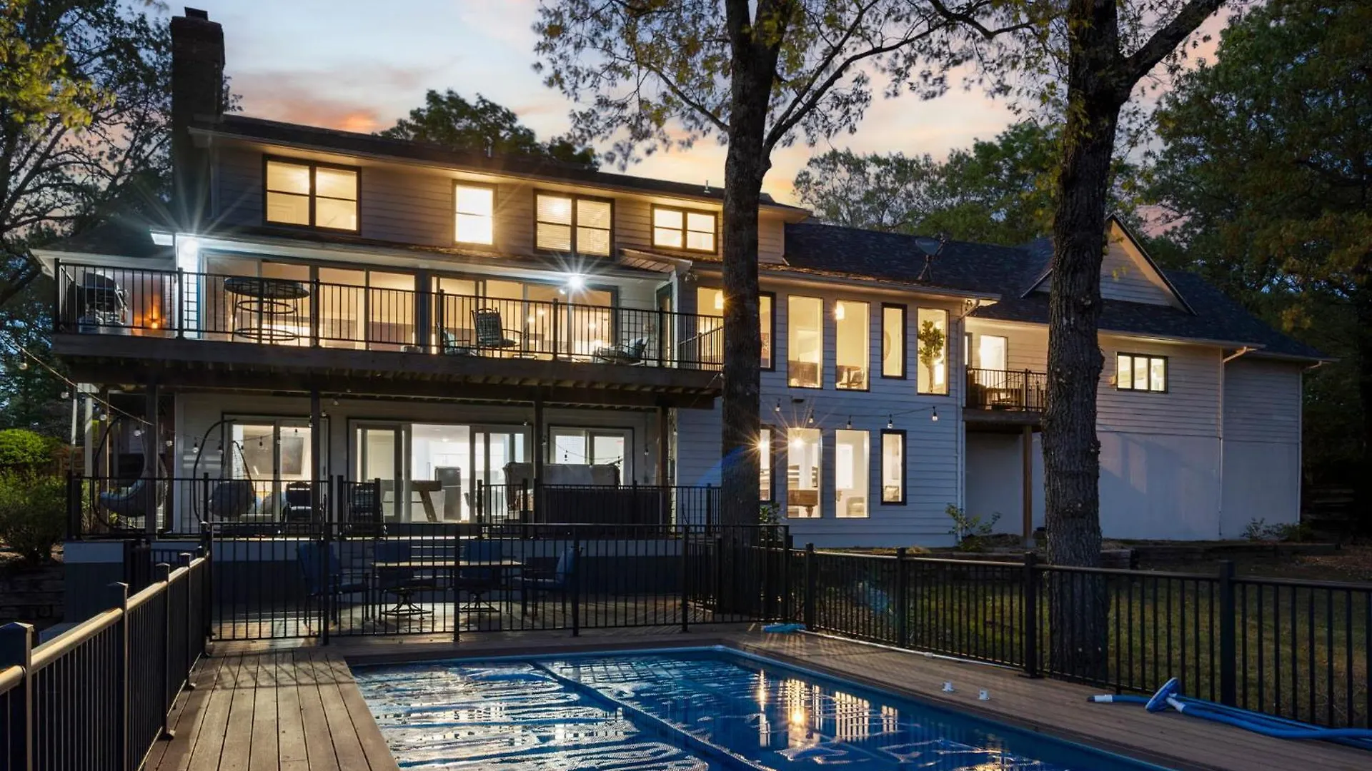 Tablerock Views, Private Outdoor Pool, Karaoke/games-2 Kitchens! Secluded On A Few Acres! 펜션 *