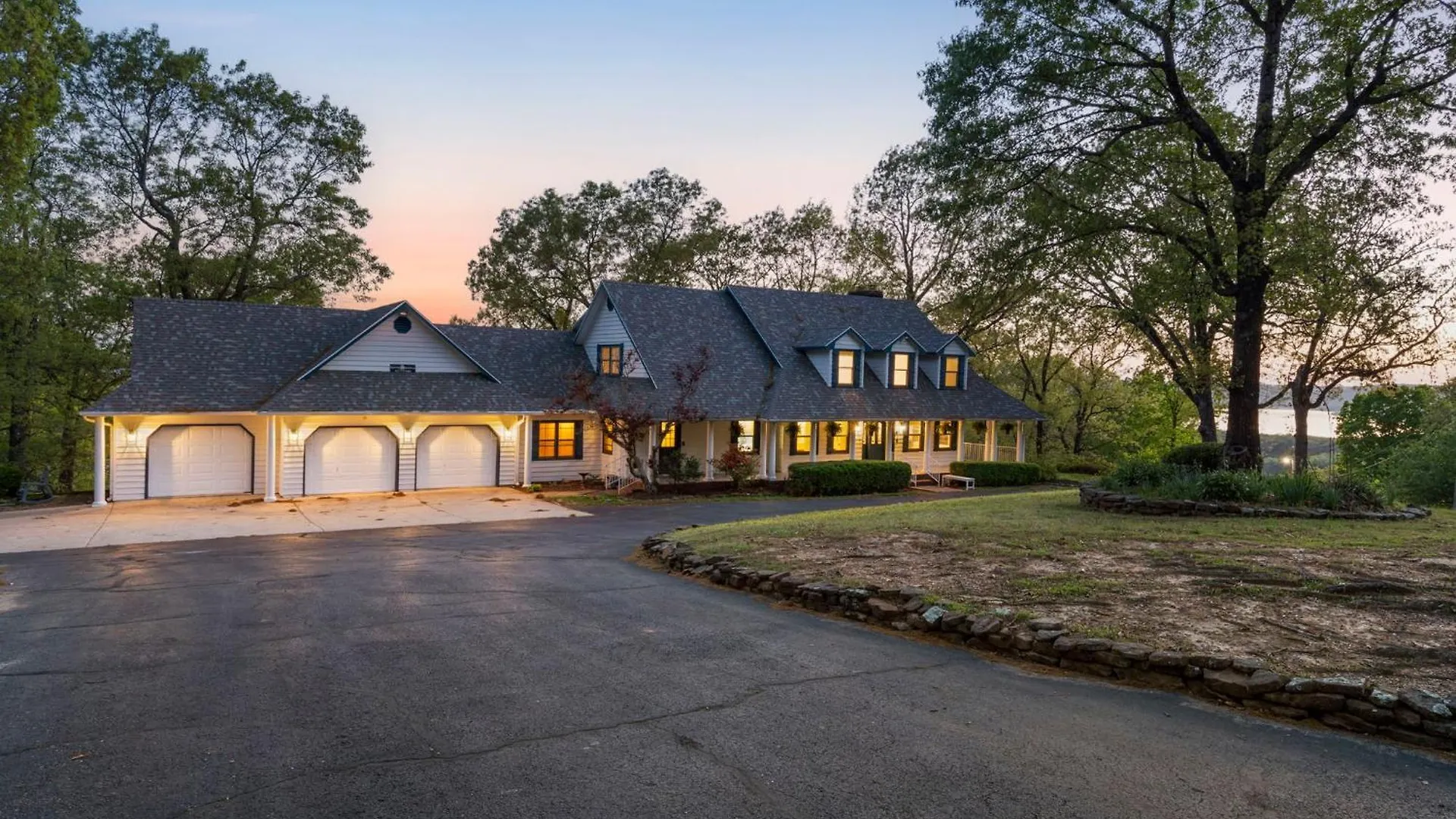 Tablerock Views, Private Outdoor Pool, Karaoke/games-2 Kitchens! Secluded On A Few Acres! 브랜슨
